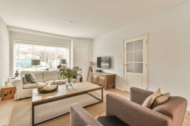 Televizyonu olan küçük bir oturma odası.