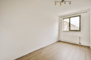 Pencereli parlak oda