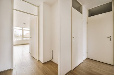 Kapılı boş koridor