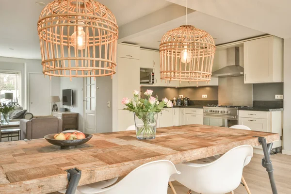 Yemek salonu ve küçük bir köşe mutfağı.