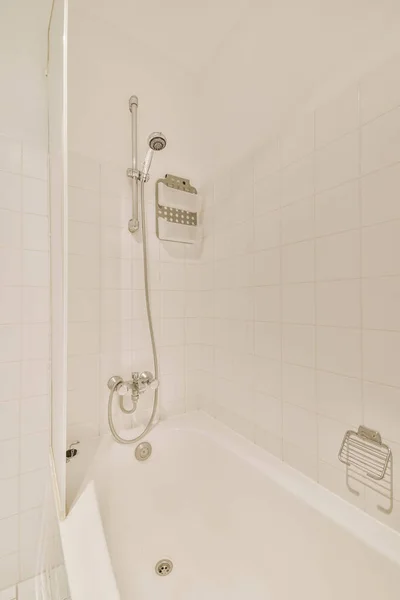 シャワー付きバスタブ — ストック写真