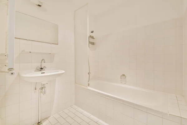 Banheiro branco simples — Fotografia de Stock
