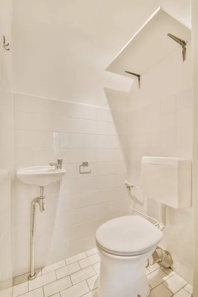 Современный белый туалет — стоковое фото