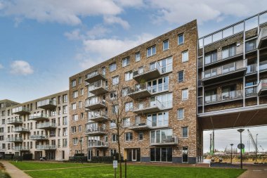 çok katlı bir bina.