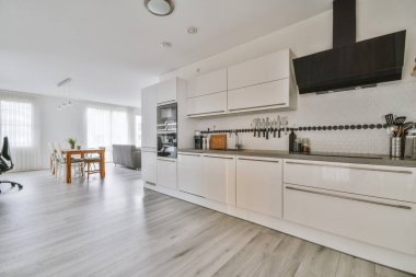 Beyaz dizaynlı geniş bir daire.