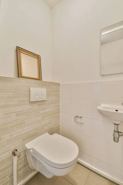 Badezimmerausstattung mit weißen Fliesen und Toilette — Stockfoto