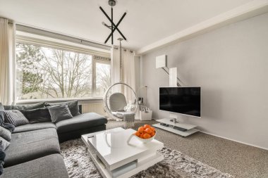 Modern bir oturma odasının içi.