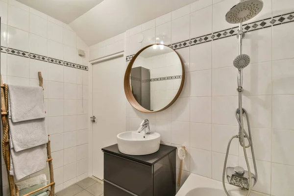 Интерьер ванной комнаты с белой плиткой и узором на ней — стоковое фото