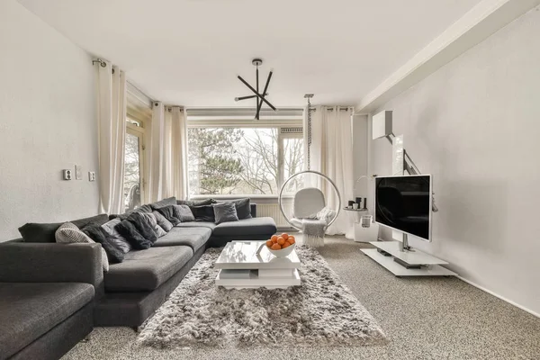 Modern bir oturma odasının içi.