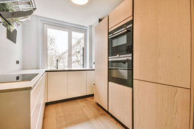 Modern basit mutfağın içi.