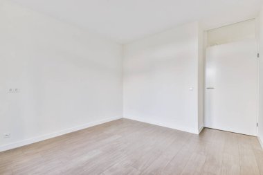 Küçük, rahat bir odadan çık