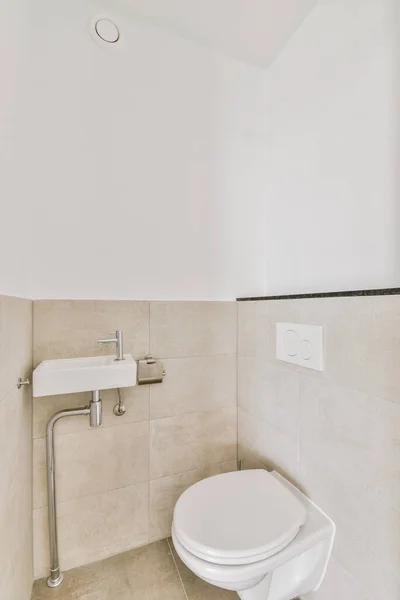 Łazienka wykończona beżowymi płytkami — Zdjęcie stockowe