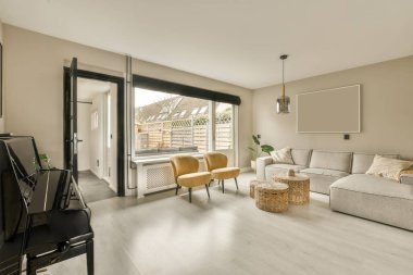 Piyanosu olan geniş bir oturma odası.