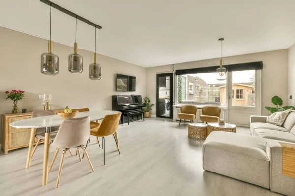 Yemekhanesi olan geniş bir oturma odası.