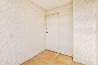 Işıl ışıl duvar kağıtları olan boş bir odanın içi.