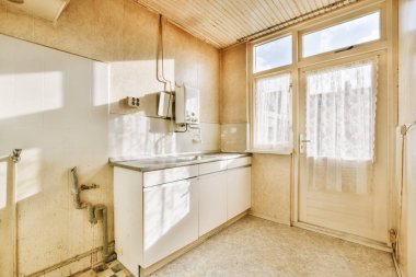 Aletleri olmayan eski moda bir mutfak.