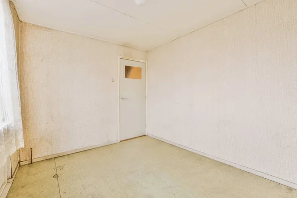 O interior de uma espaçosa sala vazia com luz papel de parede — Fotografia de Stock