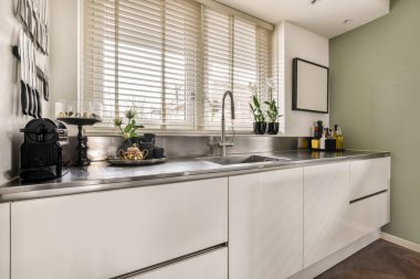 Geniş bir mutfağın modern tasarımı