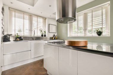 Geniş bir mutfağın modern tasarımı