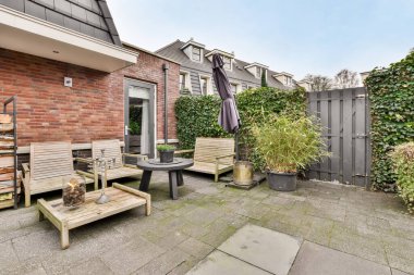 Konut binasının arkasında geniş bir avlu.