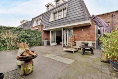 Konut binasının arkasında geniş bir avlu.