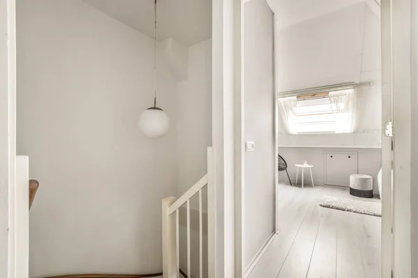 Spiral trappa som leder till toppen av huset — Stockfoto