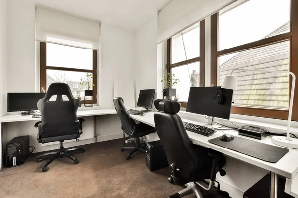 Computerruimte met drie werkstations — Stockfoto