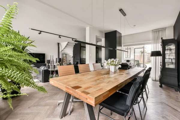 Yemek alanının içi.