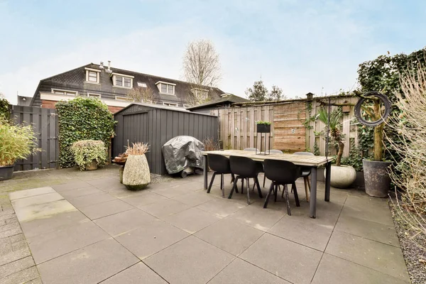 Konut binasının arkasında geniş bir avlu.