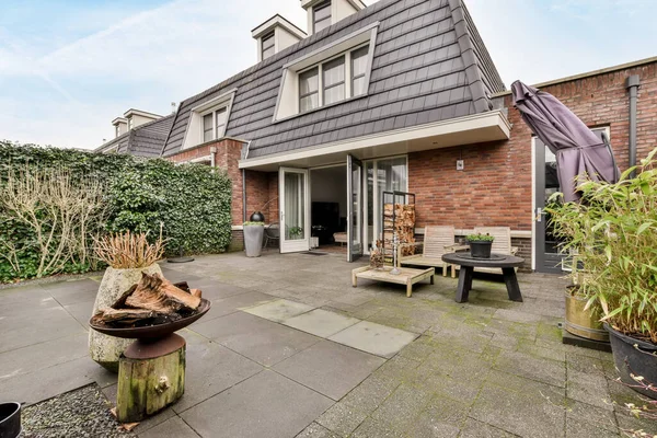 Konut binasının arkasında geniş bir avlu.