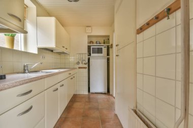 Mutfağın içi hafif mobilyalarla dolu.