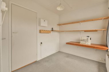 Halı döşemeli küçük boş bir oda.