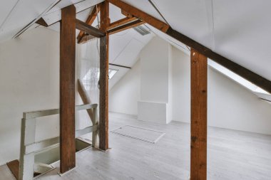 Çatı odasının altında