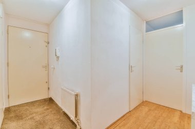 Beyazlar içinde geniş bir koridor