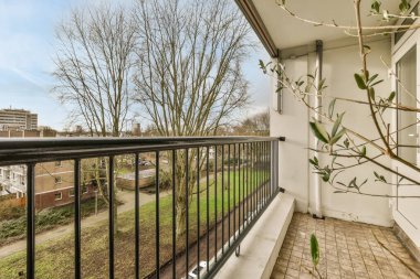 Döşemesi döşemeli küçük bir balkon.