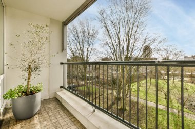 Döşemesi döşemeli küçük bir balkon.