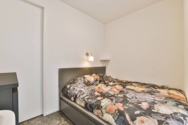 Hafif dizaynlı, yataklı küçük bir yatak odası.