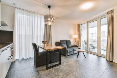 Daire açık dizaynlı ve oturma odası var.