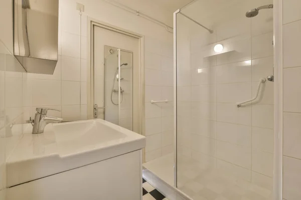 Wnętrze łazienki w kolorach białym — Zdjęcie stockowe