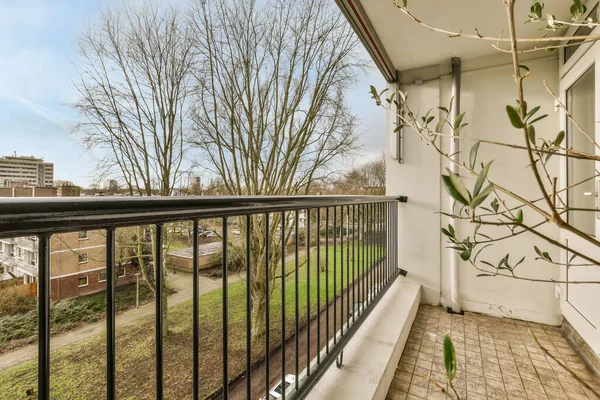 Un pequeño balcón con suelo de baldosas —  Fotos de Stock