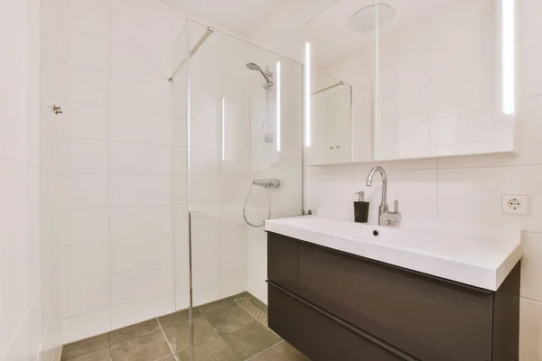 Design interno elegante di un bagno — Foto Stock