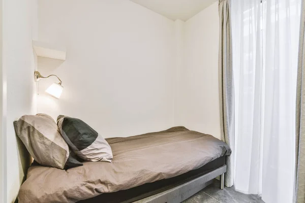 Маленька спальня в світлому дизайні з ліжком — стокове фото