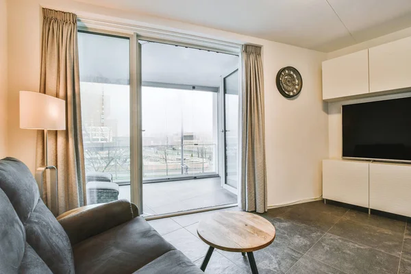O apartamento está em um design aberto com uma pequena sala de estar — Fotografia de Stock