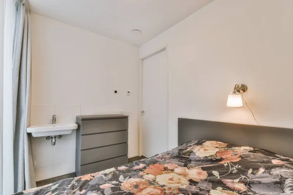 Un pequeño dormitorio en un diseño ligero con una cama — Foto de Stock