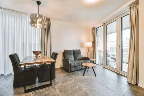 L'appartement est dans un design ouvert avec un salon — Photo