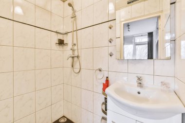 Beyaz fayanslarla çevrili modern yatak odası.