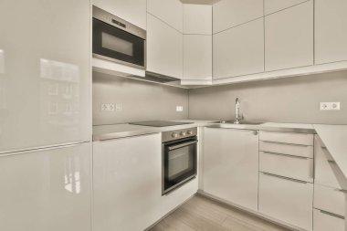 Modern ekipmanlı küçük bir mutfak.