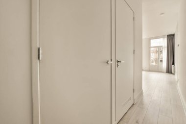 Beyaz dar bir koridor dizaynı