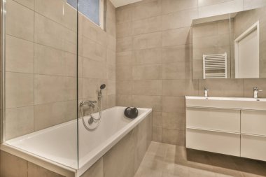 Modern bir tuvaletin içi.