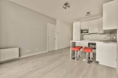 Bir köşedeki mutfak ve açık renkli bir yemek salonu.